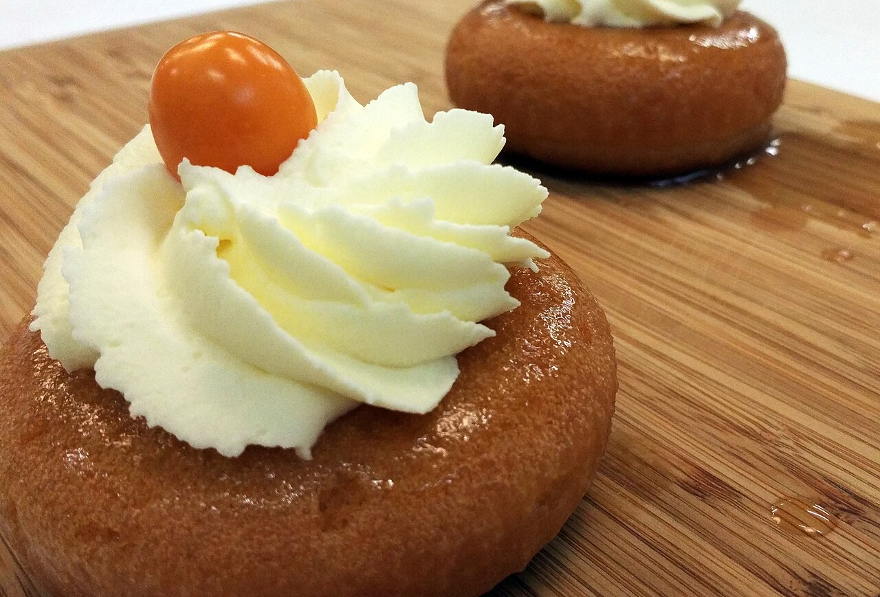 Babà al rum con panna