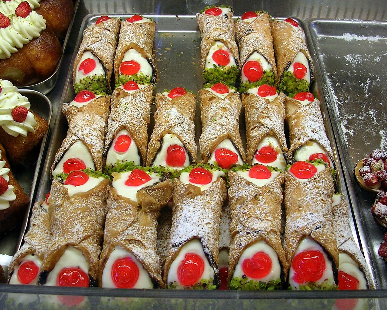 Vassoio di cannoli siciliani con ricotta e canditi