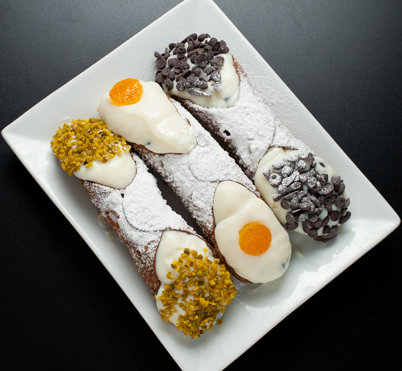 Cannoli alla ricotta con granella di pistacchio e gocce di cioccolato