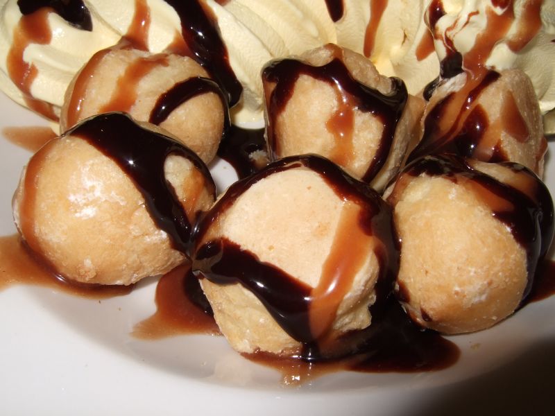 Profiteroles con salsa al cioccolato