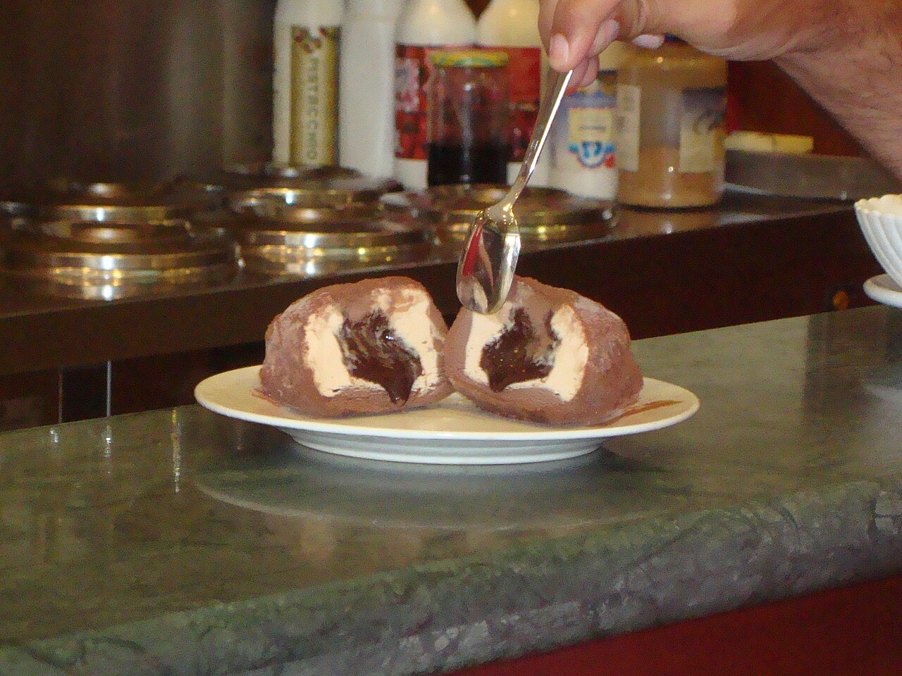 Tartufo gelato tagliato a metà con cuore di cioccolato