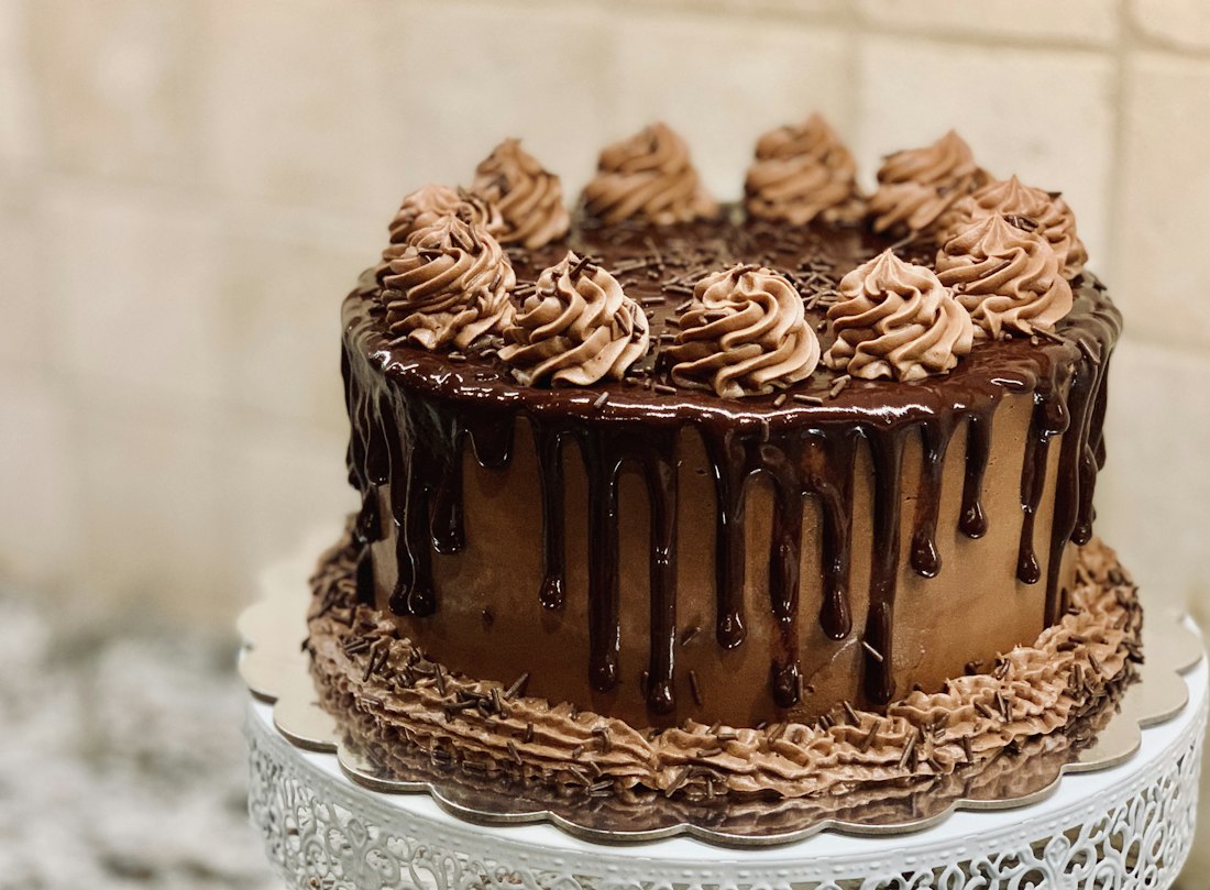 Torta al cioccolato decorata con ciuffi di crema